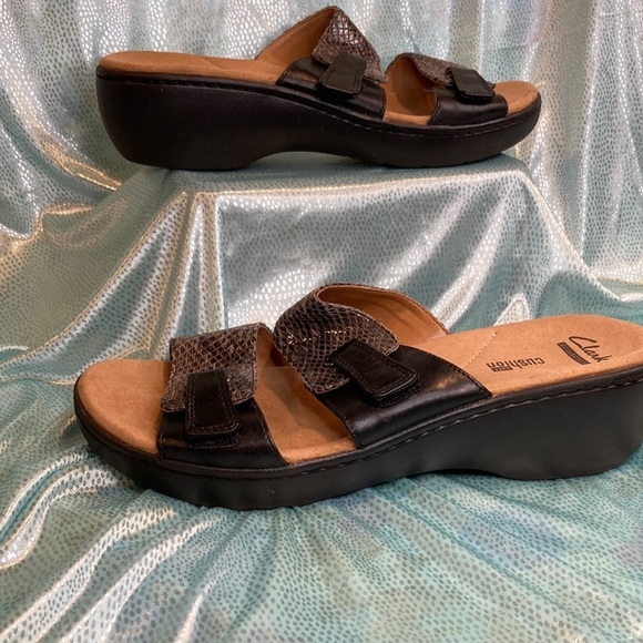 𝅺sold Clarks slides size 9. Soft cushion heel. Snakeskin design. Worn once. - Picture 1 of 7